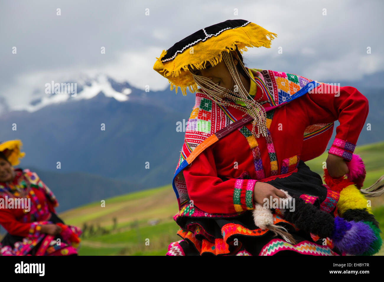 Des danseurs en costume traditionnel, l'Inca Inca terrasses de Moray, région de Cuzco, Urubamba Province, District de Machupicchu, Pérou Banque D'Images
