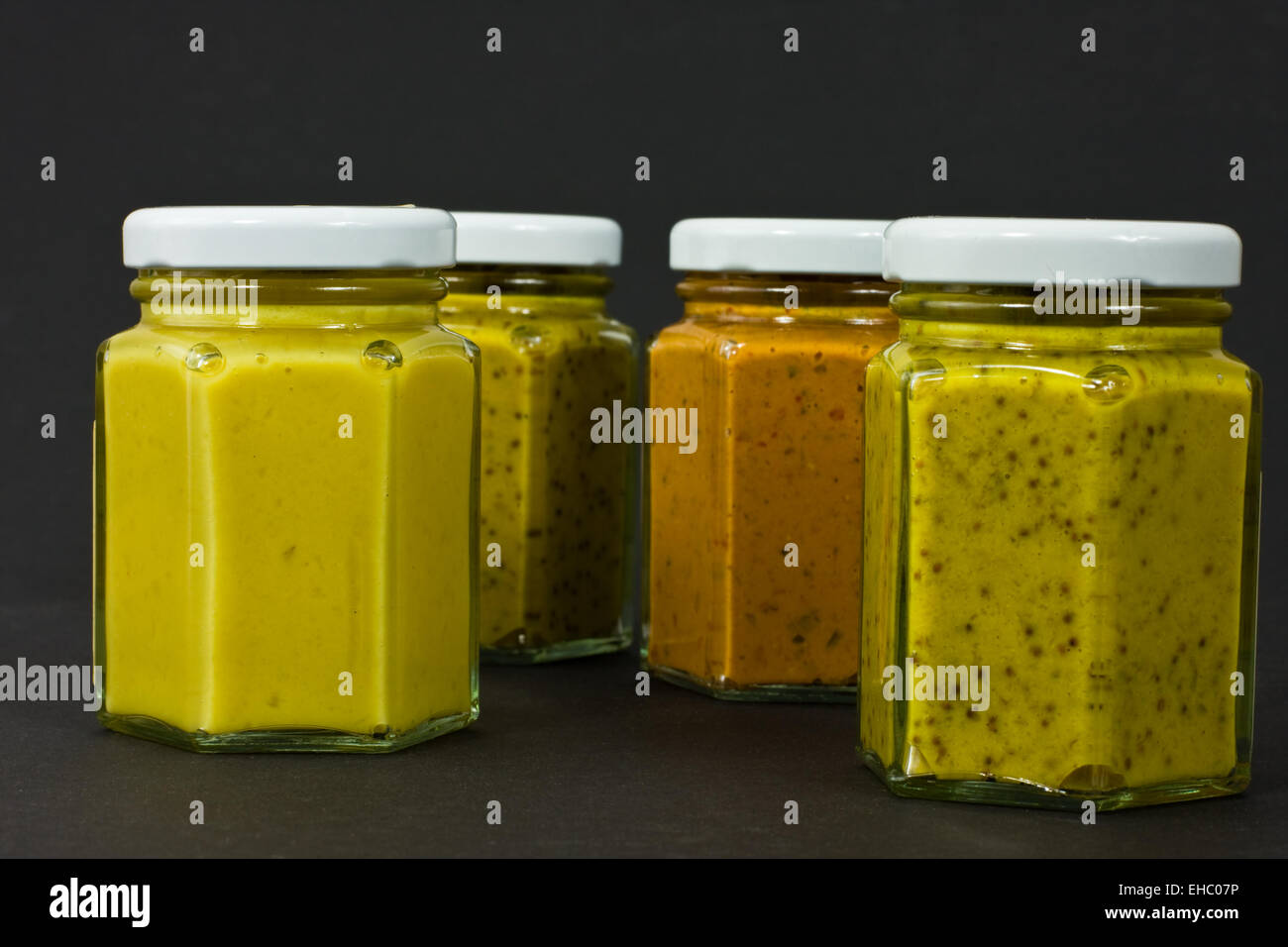 Gläser mit Senf, bocaux avec de la moutarde Banque D'Images