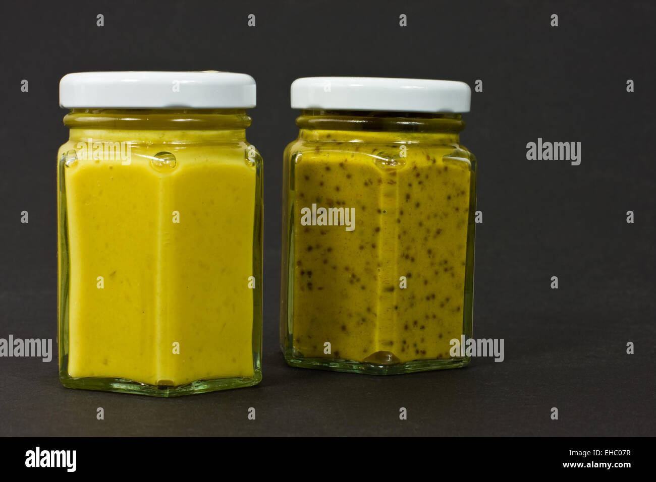 Gläser mit Senf, bocaux avec de la moutarde Banque D'Images