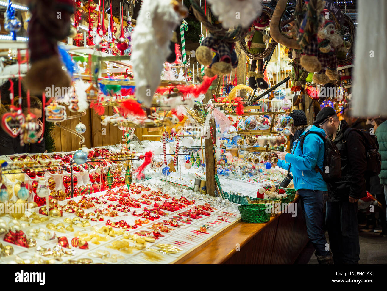 Les gens l'achat d'arbre de Noël baubles, 'Christkindelsmärik' Marché de Noël, Strasbourg, Alsace, France, Europe Banque D'Images