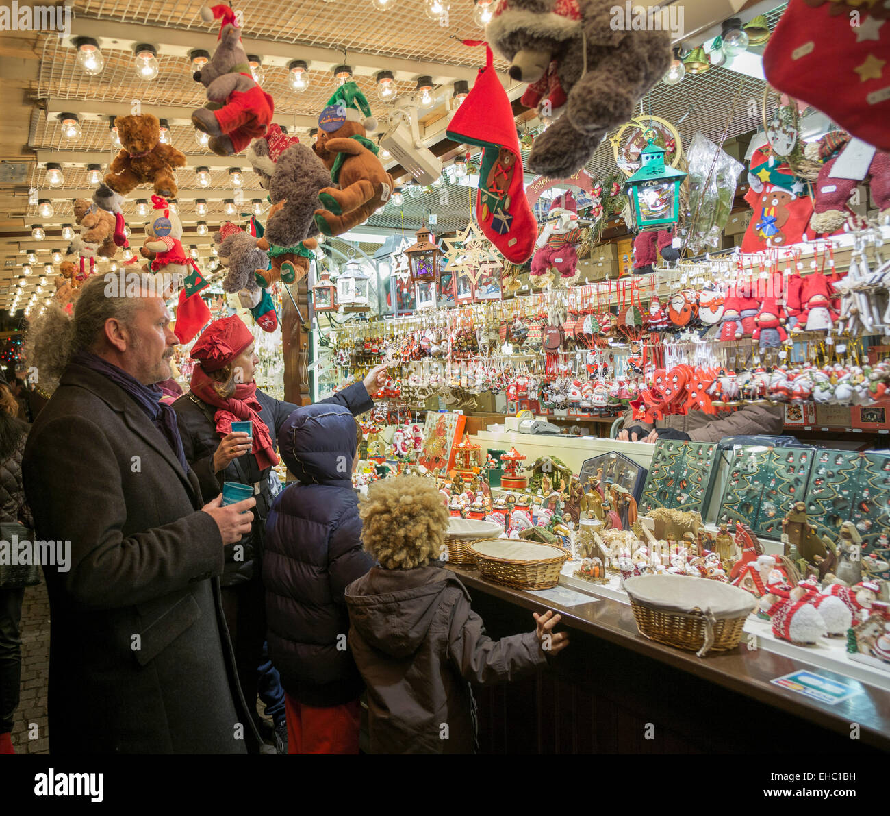 Couple avec 2 enfants shopping pour décoration d'arbre de Noël baubles, 'Christkindelsmärik' Marché de Noël, Strasbourg, Alsace, France, Europe Banque D'Images