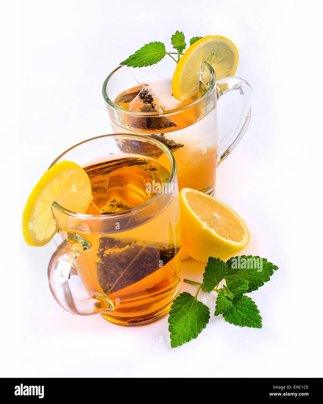 Tasses de thé citron menthe sur fond blanc Banque D'Images