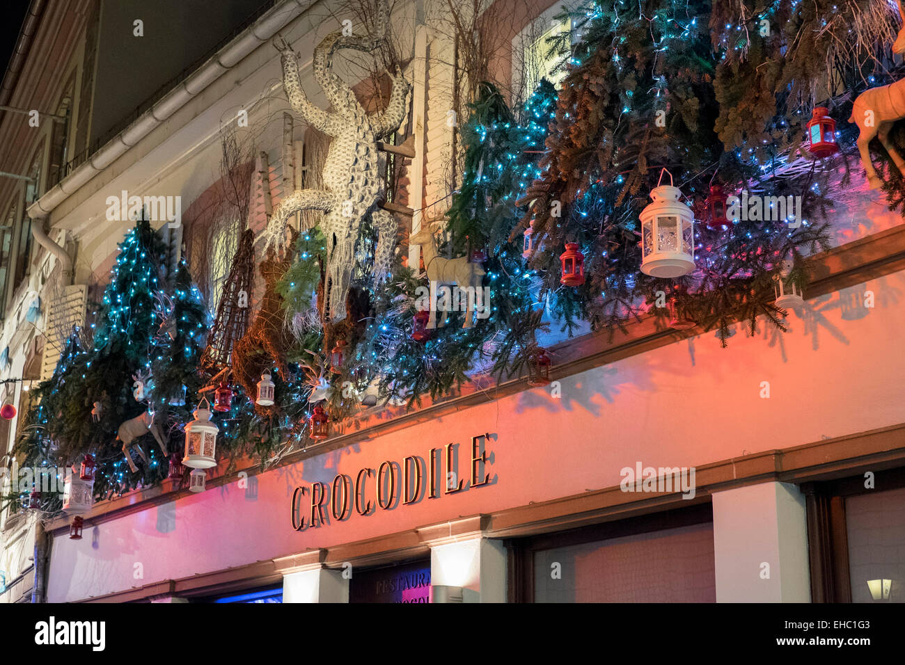 'Au Crocodile restaurant sign' avec des décorations de Noël Strasbourg Alsace France Europe Banque D'Images