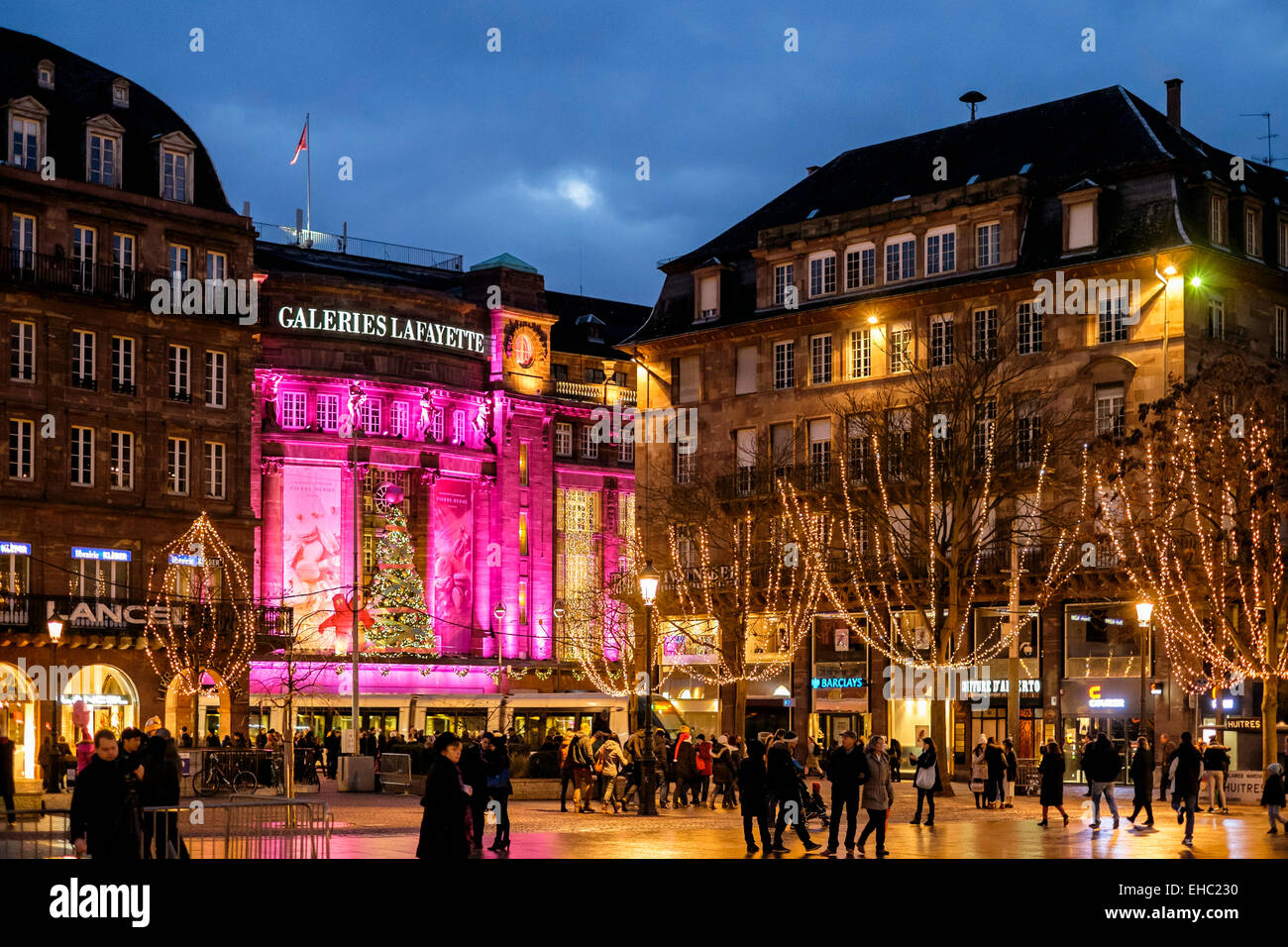 Place place Kléber et allumé les Galeries Lafayette à l'époque de Noël Strasbourg Alsace France Europe Banque D'Images
