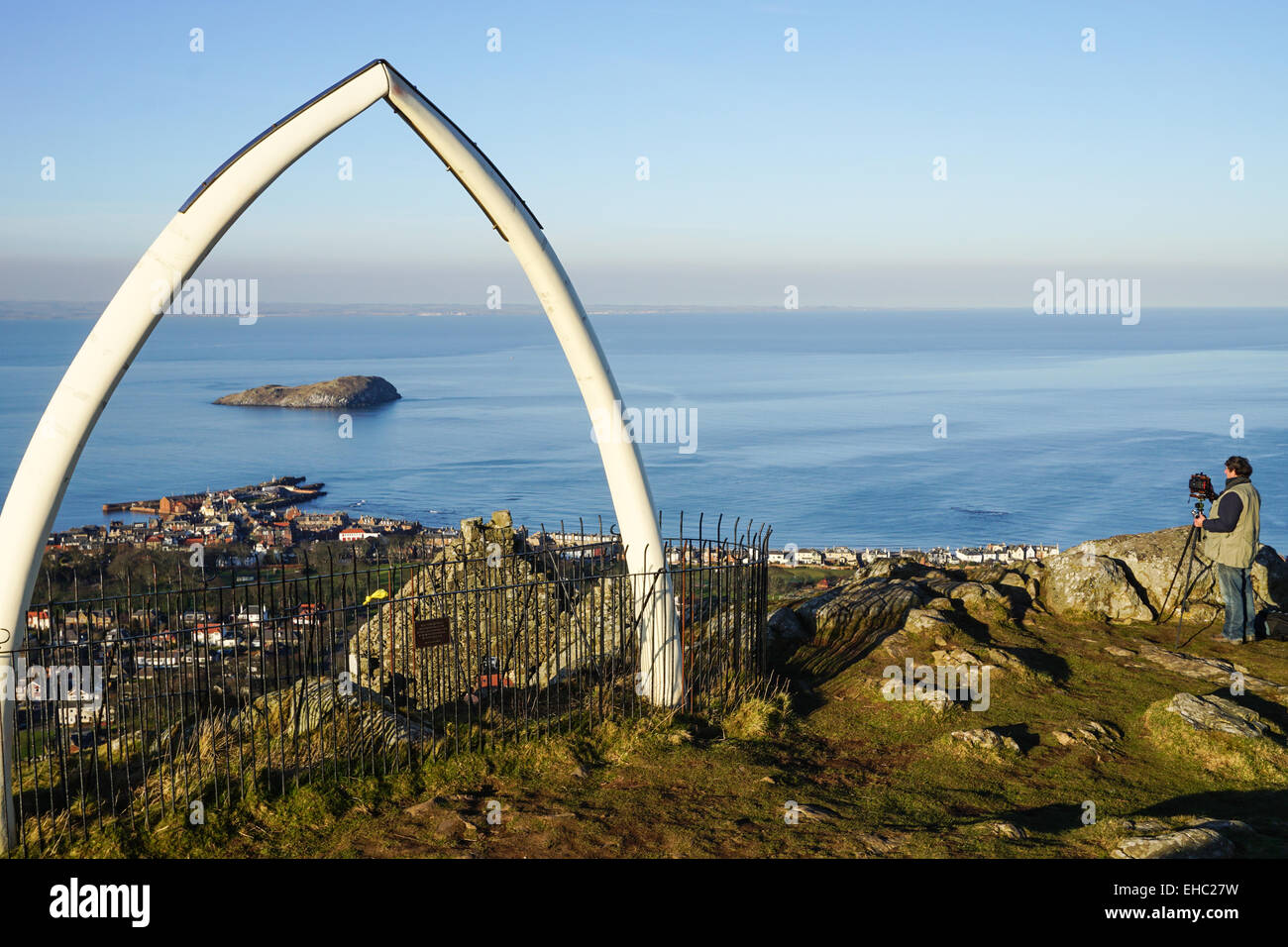 Photographe sur haut de Berwick Law Banque D'Images