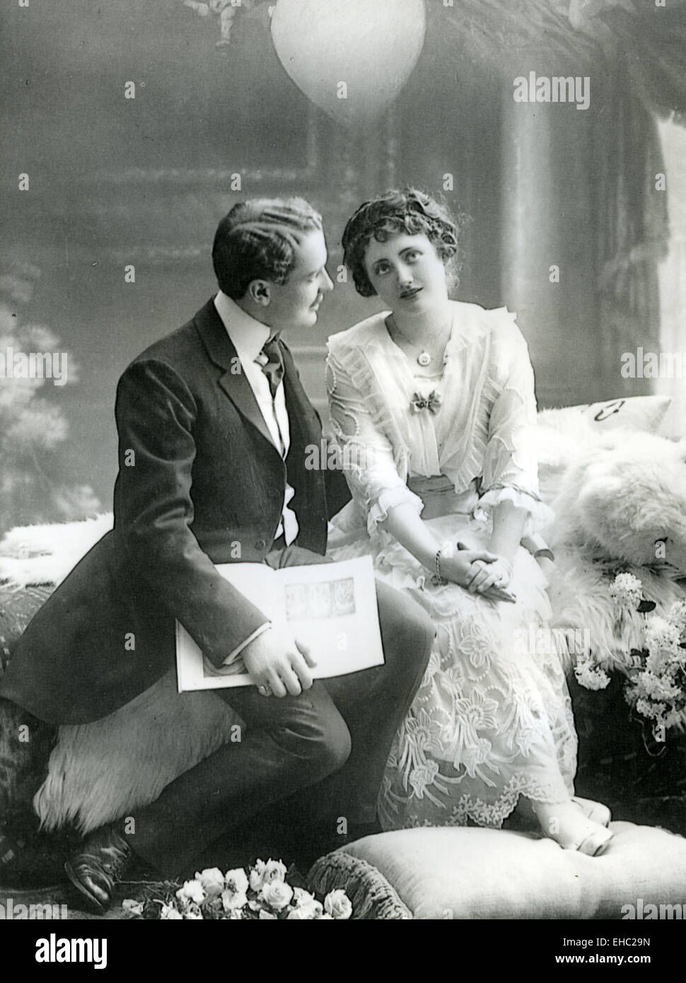 EDWARDIAN COUPLE ROMANTIQUE Banque D'Images