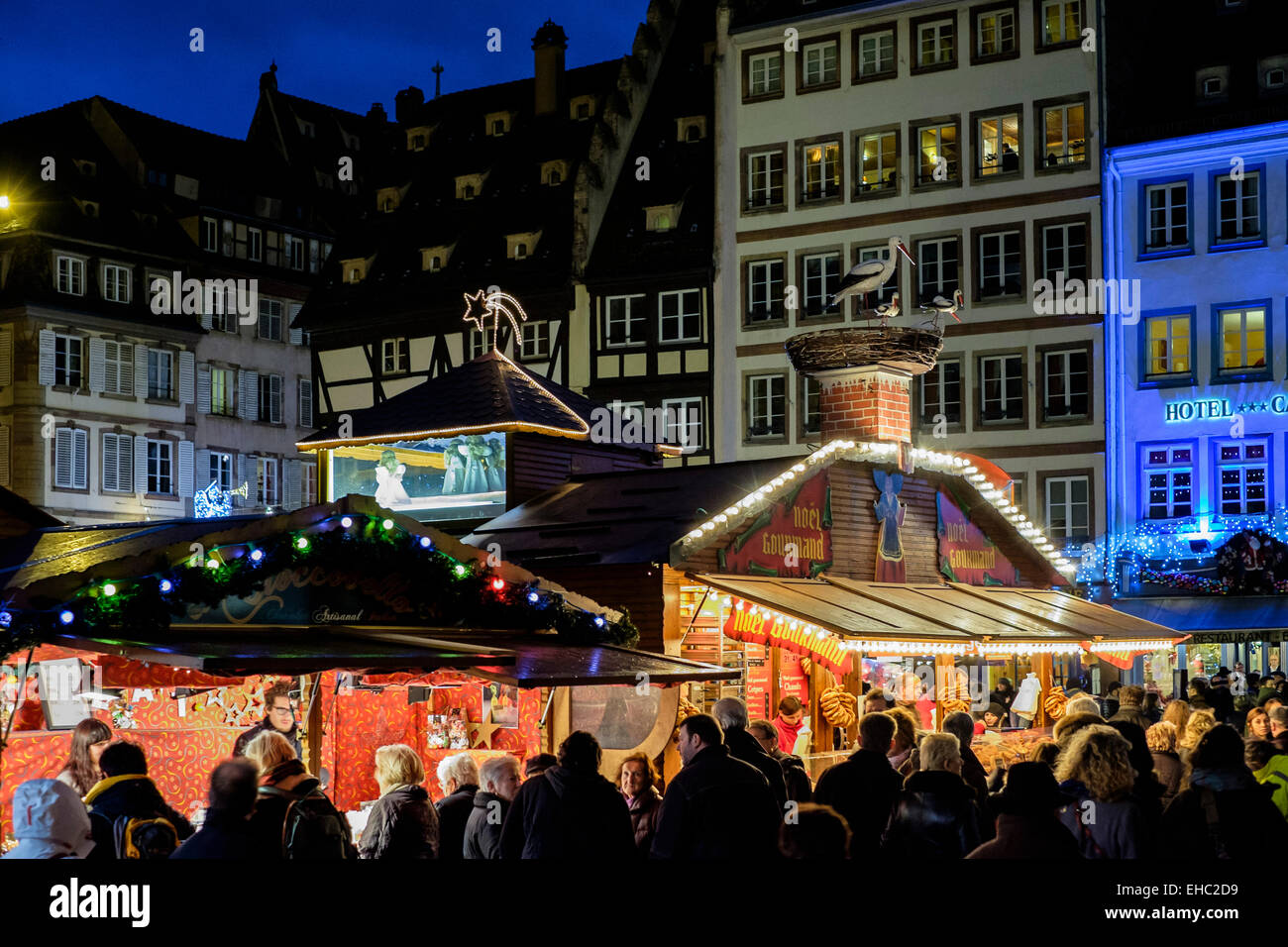 Marché de Noël au soir, Strasbourg, Alsace, France, Europe Banque D'Images