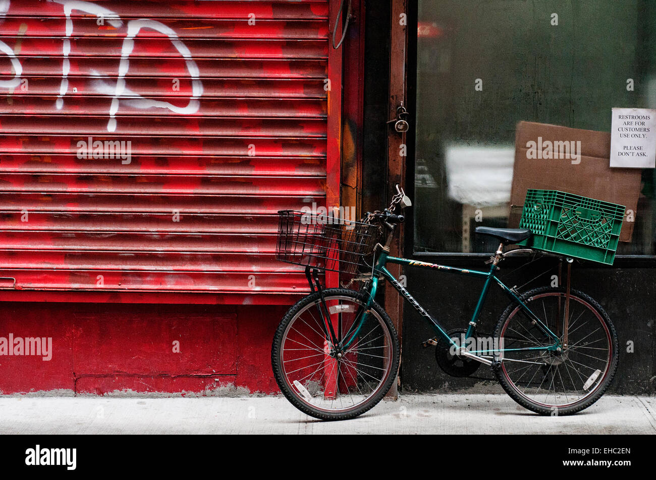 Un vélo Vélo messagers appuyé contre un mur dans le quartier chinois, la ville de New York. Banque D'Images