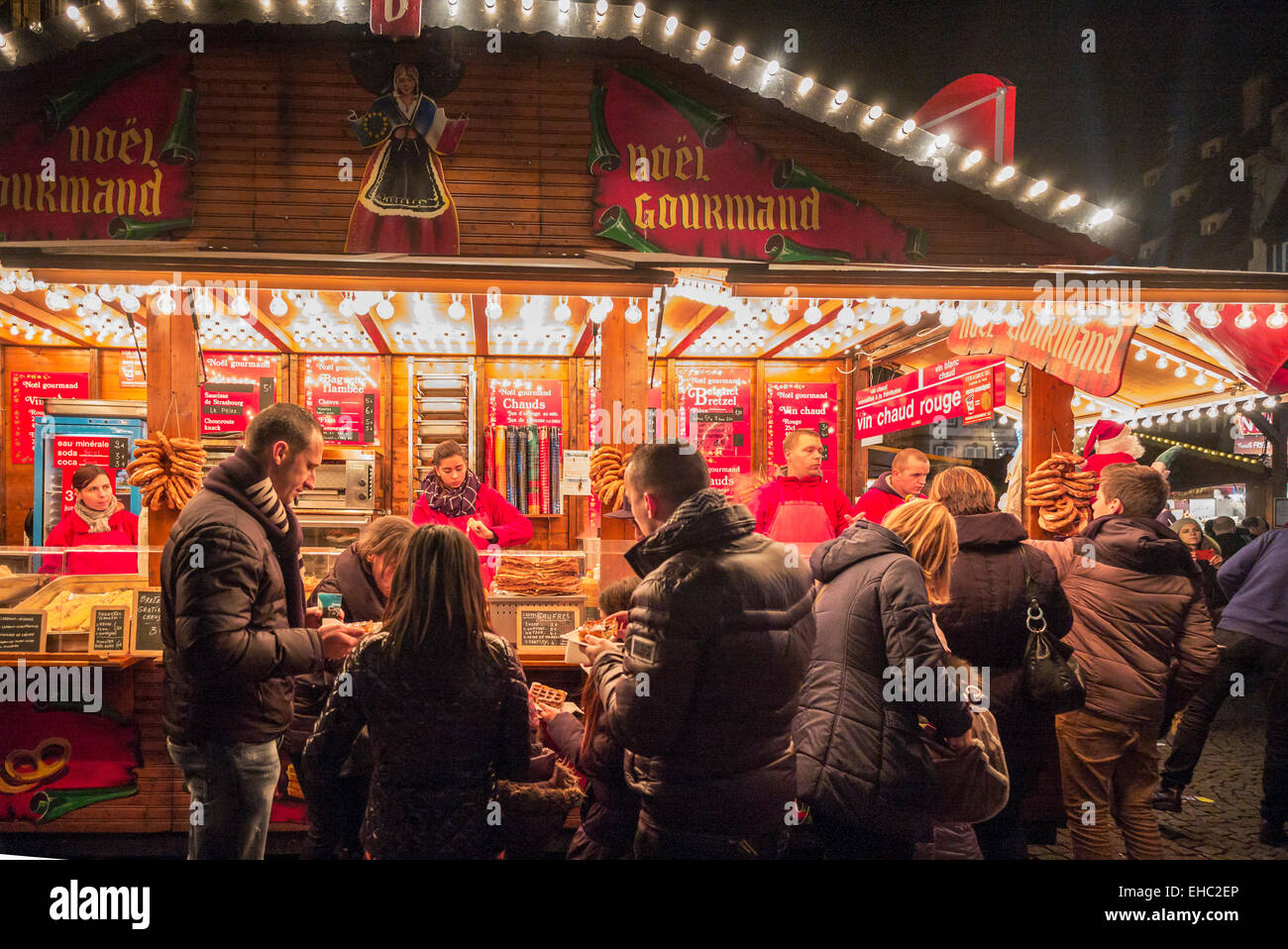 Vin chaud au marché de Noël de Strasbourg, Alsace, France, Europe Banque D'Images