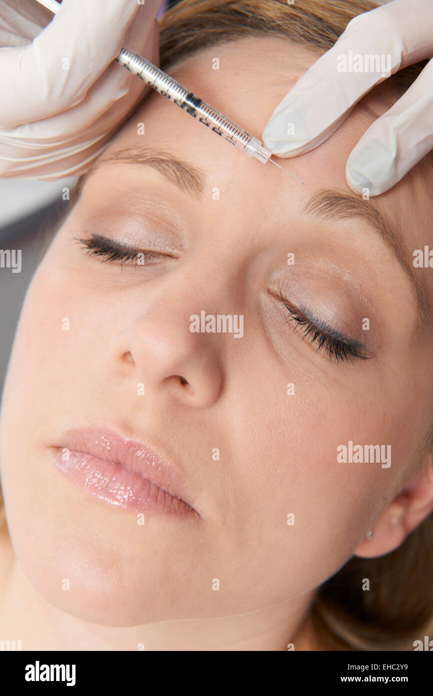 Woman Having Botox injection au niveau du front Banque D'Images