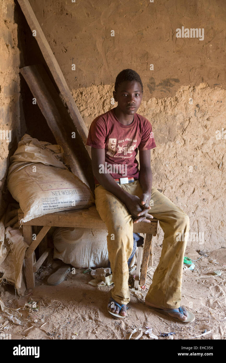 Komobangau gold mines, Niger ; Samaila Ibrahim, 15, travaux de l'extraction de l'or à partir de minerai. Il peut gagner jusqu'à 100 $ en un bon mois. Banque D'Images