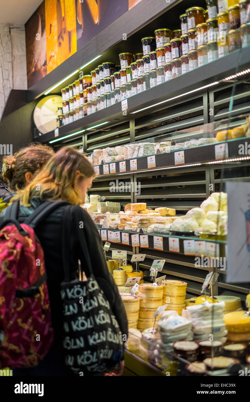 Les femmes shopping, boutique de fromage à l'époque de Noël Strasbourg Alsace France Europe Banque D'Images