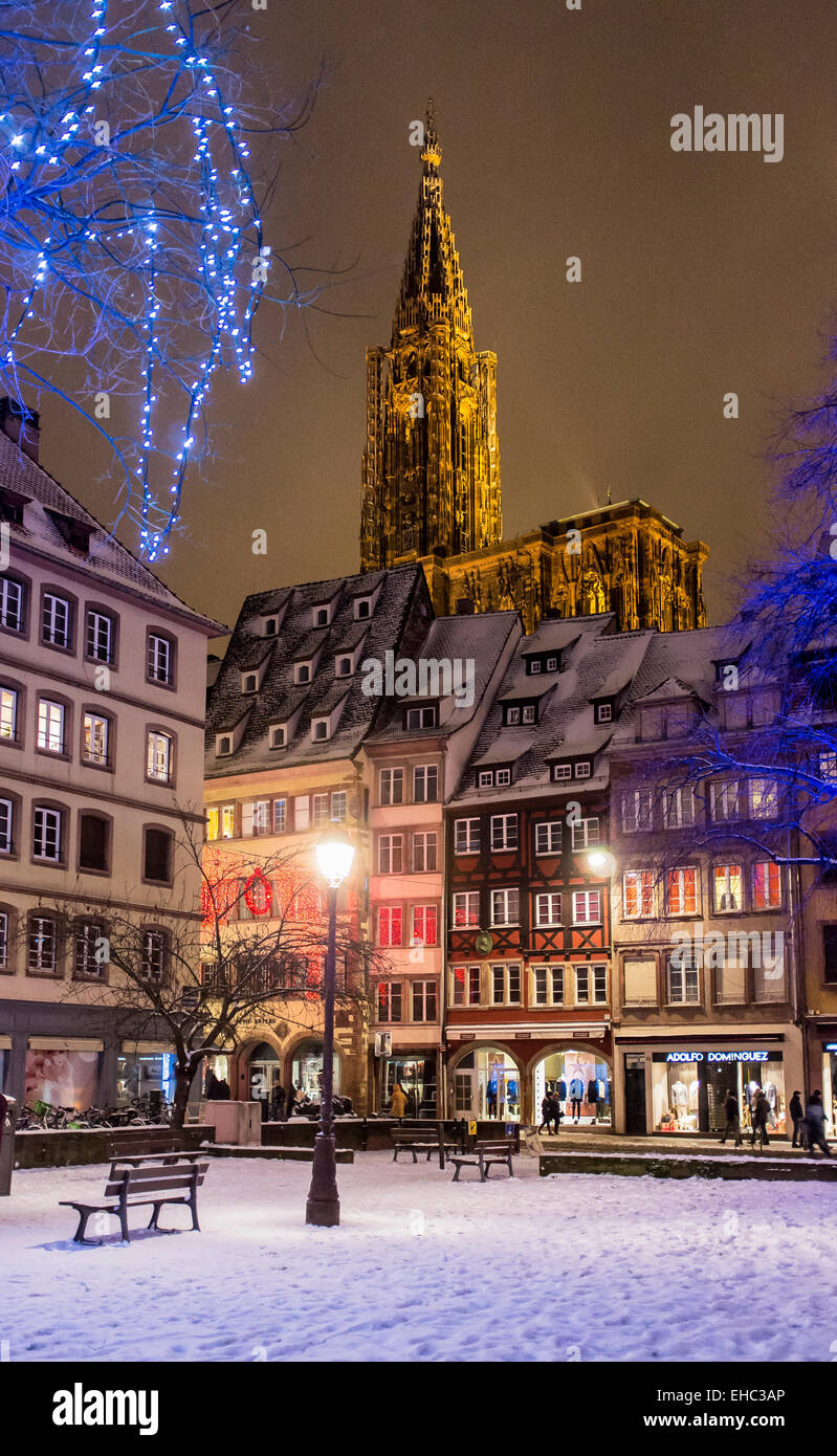 Place des Tripiers enneigée, cathédrale, nuit, heure de Noël, rue vide, Rues, personne, personne, personne, Strasbourg, Alsace, France, Europe Banque D'Images