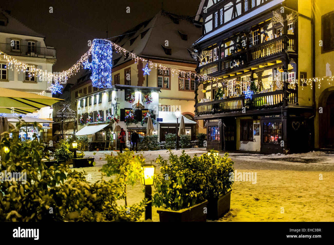 Place du marché aux cochons de Lait enneigée la nuit à Noël, rue vide, personne, personne, personne, Strasbourg Alsace France Europe Banque D'Images