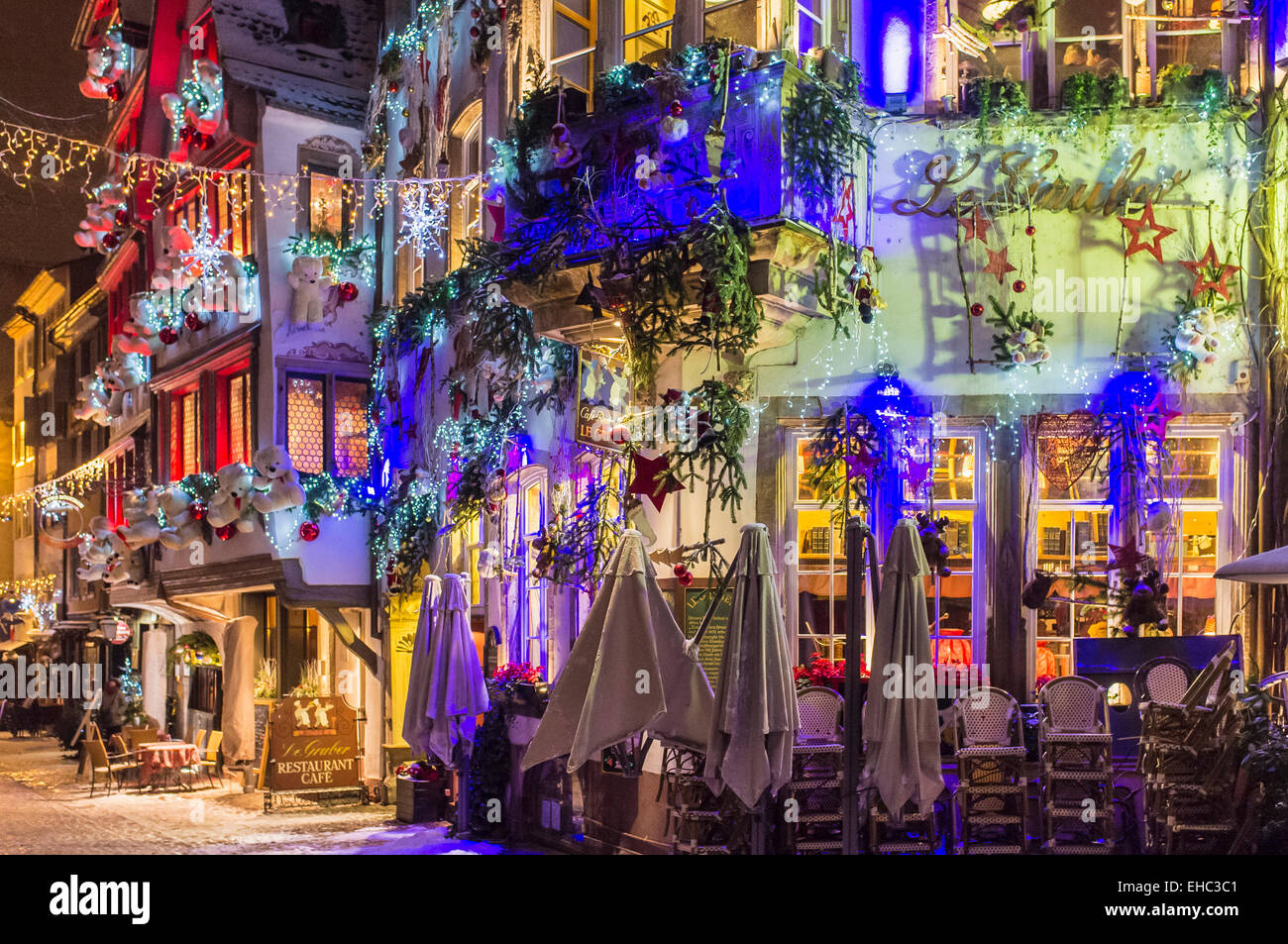 Restaurants et bars à vin décorée de nuit à l'époque de Noël Strasbourg Alsace France Europe Banque D'Images