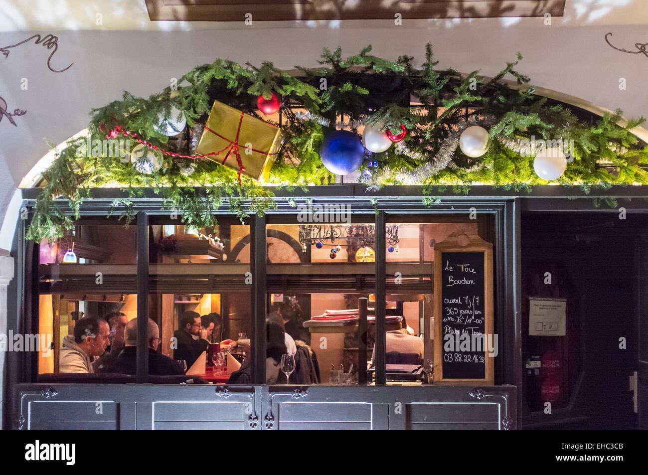 Restaurant et salle à manger décorée de personnes la nuit sur l'époque de Noël Strasbourg Alsace France Europe Banque D'Images