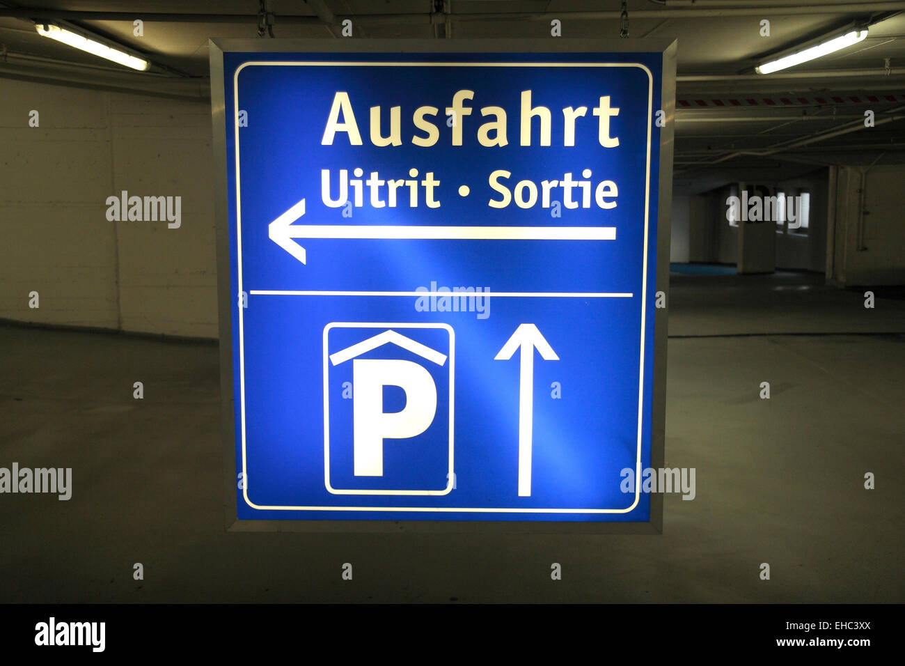 Parking générique direction (à la sortie, ausfahrt, uitrit ou sortie) dans un grand nombre de langues dans un parking à Aix-la-Chapelle, Allemagne. Banque D'Images