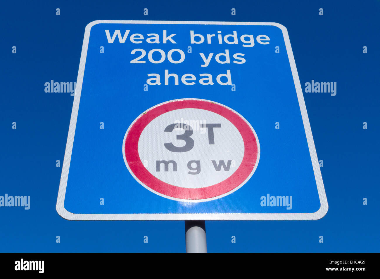 Panneau routier montrant trois tonne Poids Brut Maximum pour les véhicules traversant un pont peu solide, UK Banque D'Images