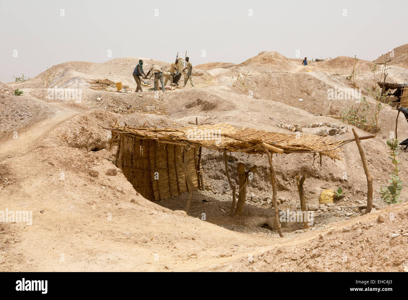 Komobangau gold mines, Niger, 18 mai 2012 : les mineurs au travail. La terre est truffée d'ouvrir des puits de mine. Banque D'Images
