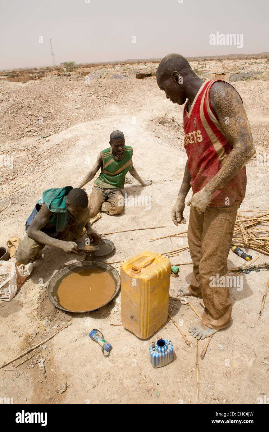 KOMOBANGAU, NIGER, : un mineur portant sa lampe frontale à côté de l'entrée de l'arbre vertical du brut gold mine. Banque D'Images