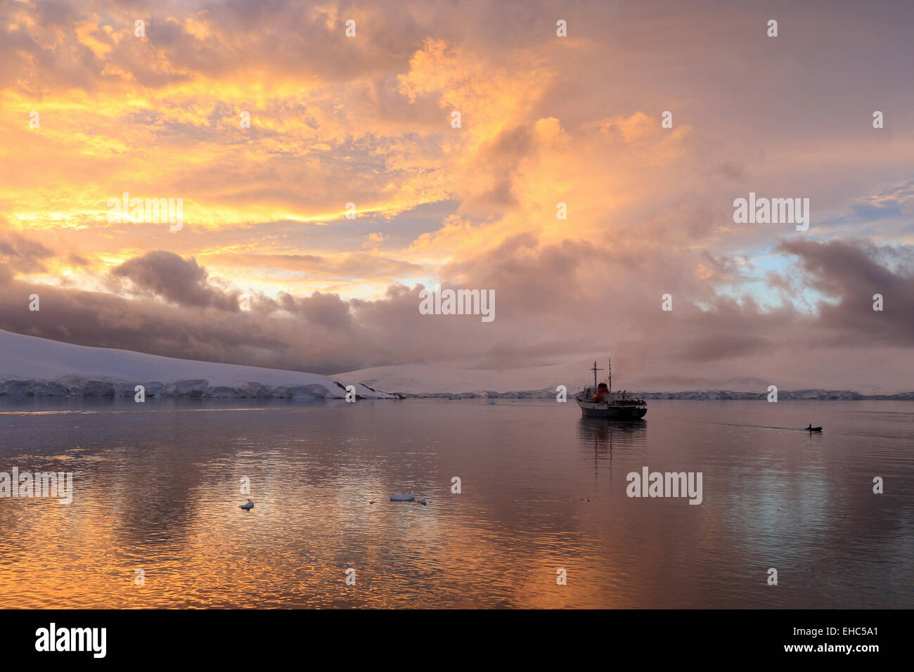 L'antarctique image du ciel paysage de coucher du soleil à Port Lockroy. Bateau de croisière touristique, le navire d'expédition d'Ushuaia. Banque D'Images