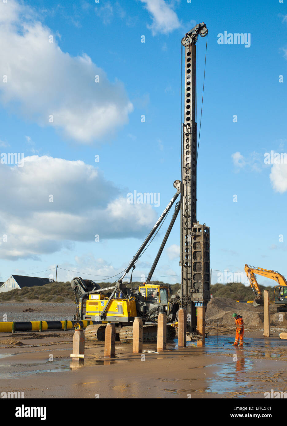 Pile Driver au travail du bois, la conduite en épis de Camber. Banque D'Images