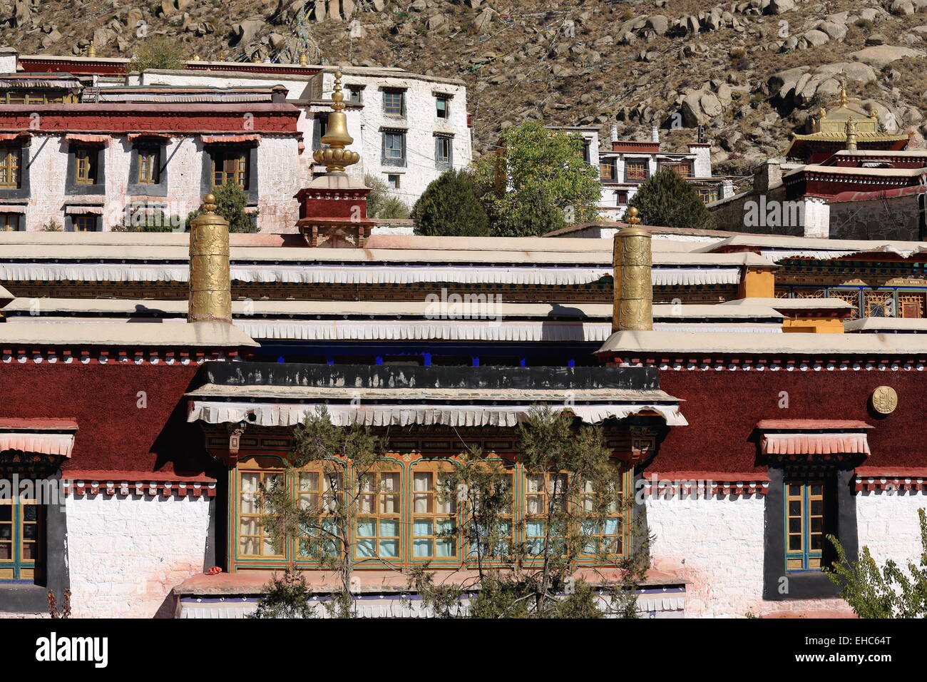 Toits avec dhvajas coloriste et fenêtres en bois-des murs blancs de l'Gelugpa-Yellow Drepung-Rice heap monastère de Hat commander Banque D'Images