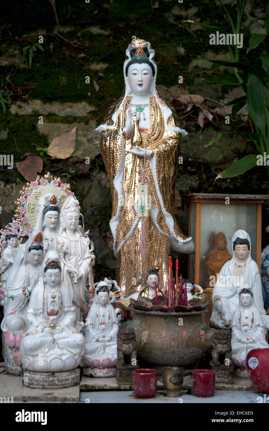 Des statues de dieux et de divinités sur un lieu de culte à proximité du front de mer de Sai Kung Nouveaux Territoires Hong Kong Banque D'Images