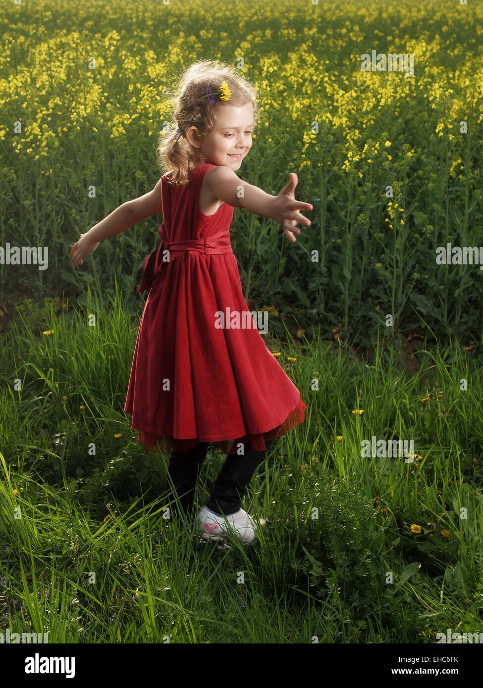 Une petite fille dansant sur une herbe Banque D'Images