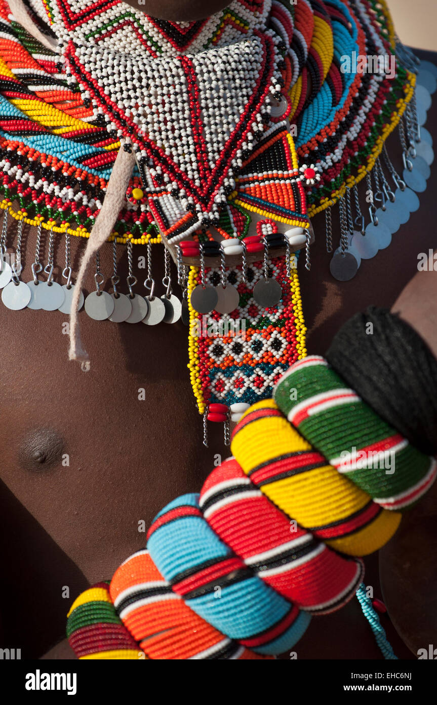 Détail d'un samburu moran (guerrier) colliers et bracelets de perles, de l'horr, Kenya Banque D'Images