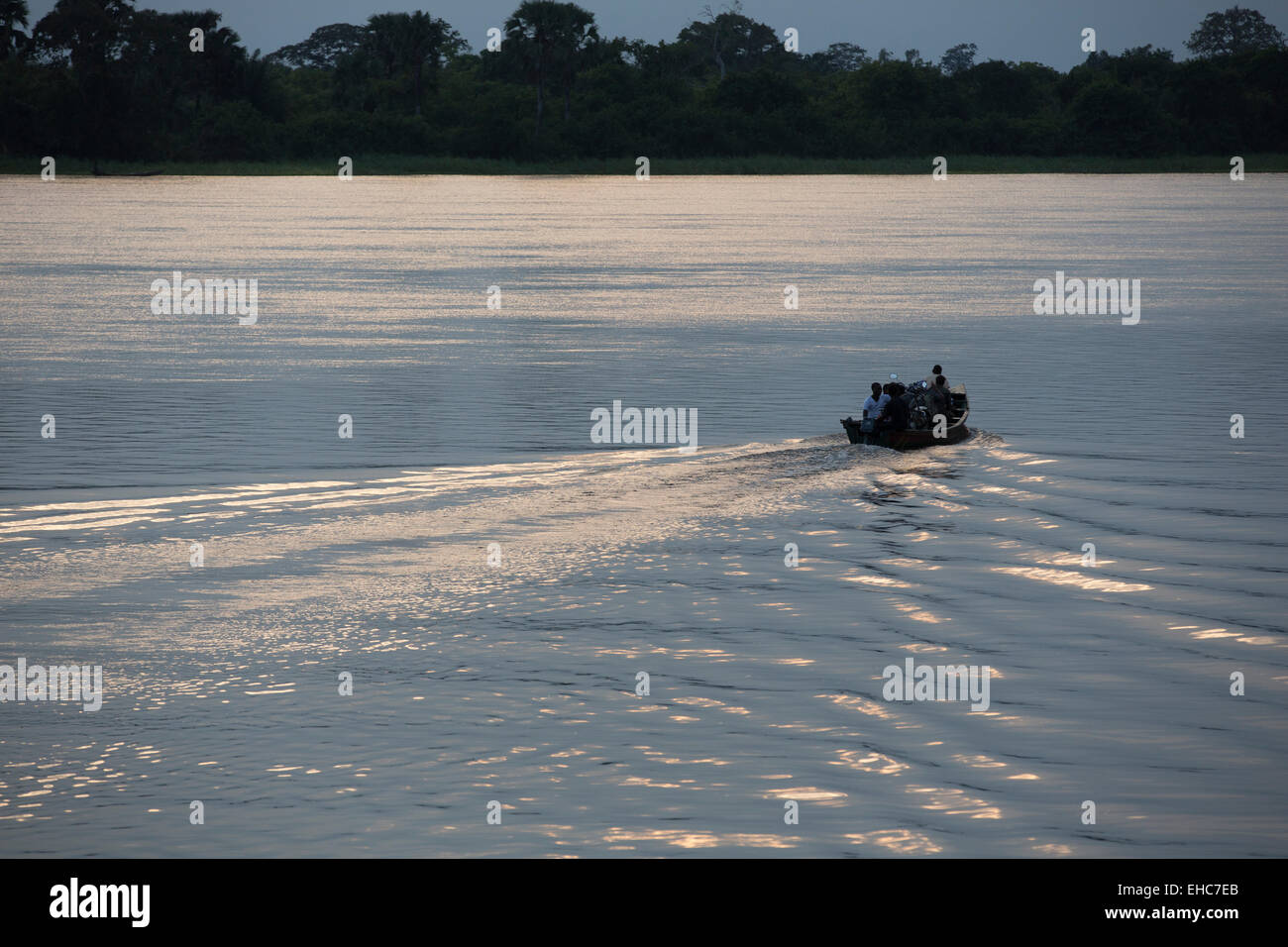 ADIDOME, GHANA, 6 décembre 2012 ; un petit bateau traverse la rivière après de fortes pluies. Banque D'Images