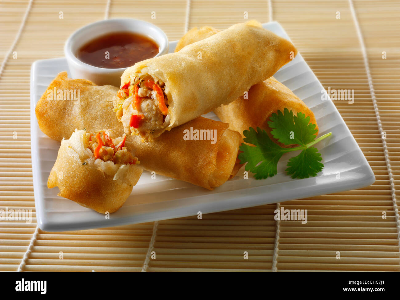 Rouleaux de printemps oriental rempli de poulet, de légumes avec une sauce chili Banque D'Images
