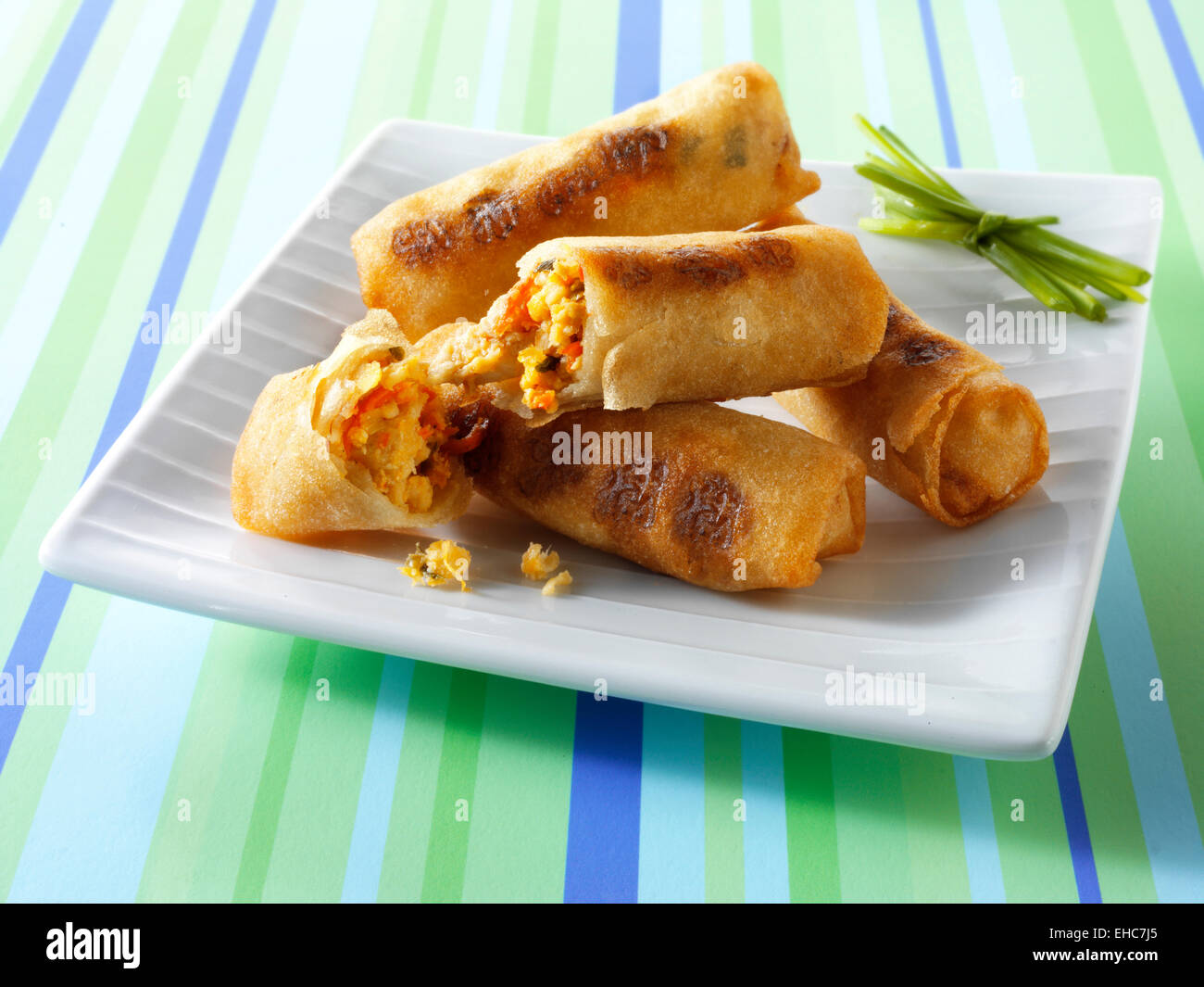 Rouleaux de printemps oriental rempli de poulet, de légumes avec une sauce chili Banque D'Images