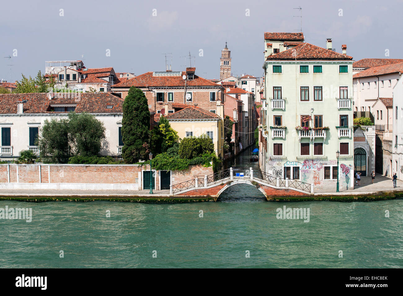 Quai et pont sur petit canal calme à Venise Banque D'Images