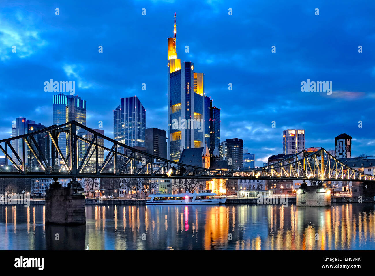 La rivière Main, Eiserner Steg Passerelle et gratte-ciel du quartier d'affaires de Frankfurt, Francfort, Allemagne Banque D'Images