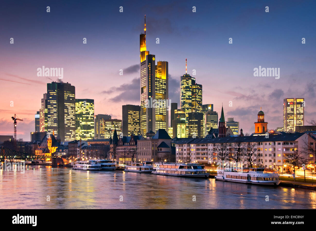 La rivière Main et gratte-ciel du quartier des affaires de Francfort au coucher du soleil, Francfort, Allemagne, Europe Banque D'Images