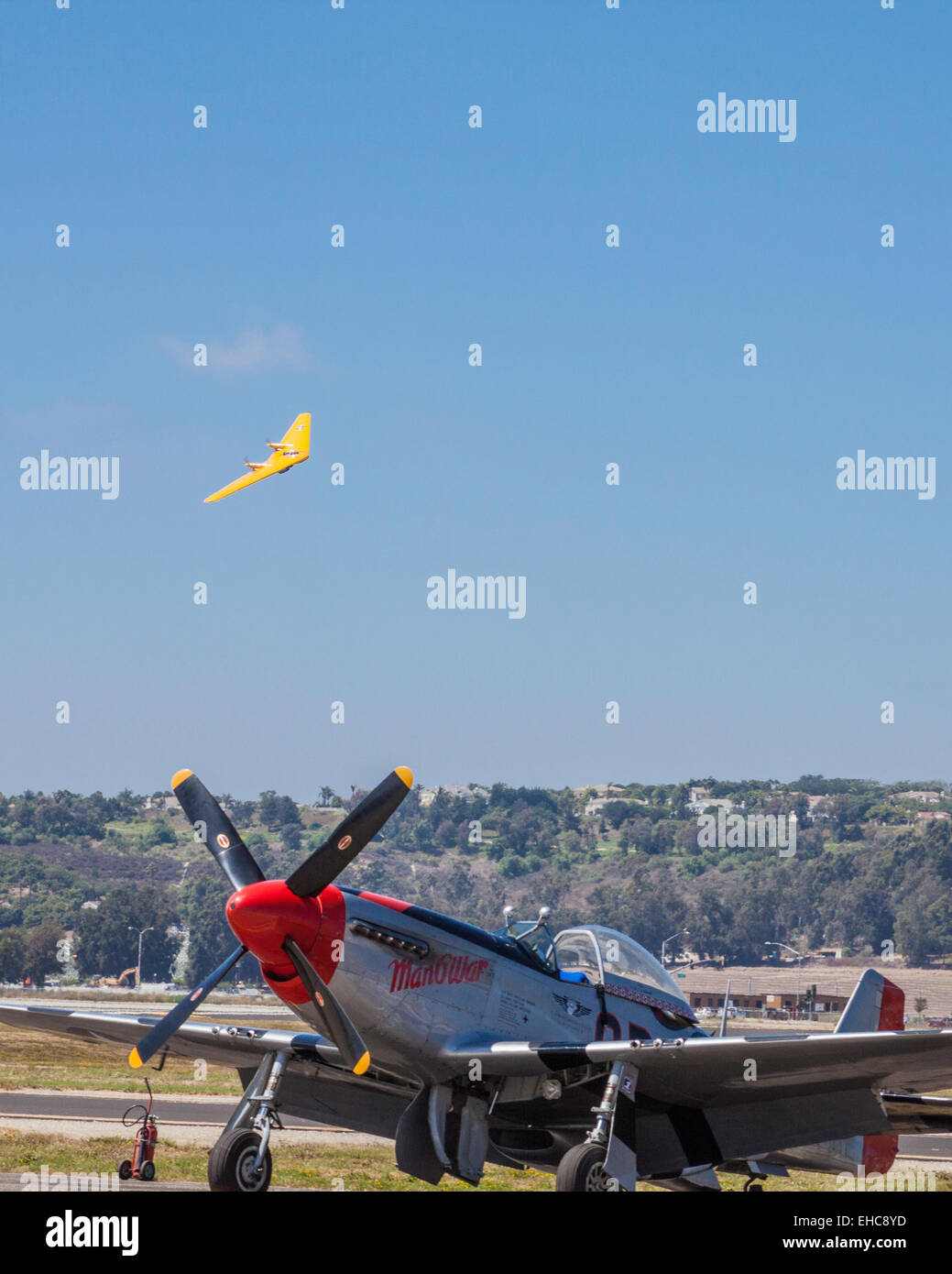 Un P-51 Mustang et une aile volante avion au 2011 Les Ailes de Camarillo de Camarillo en Californie Air Show Banque D'Images