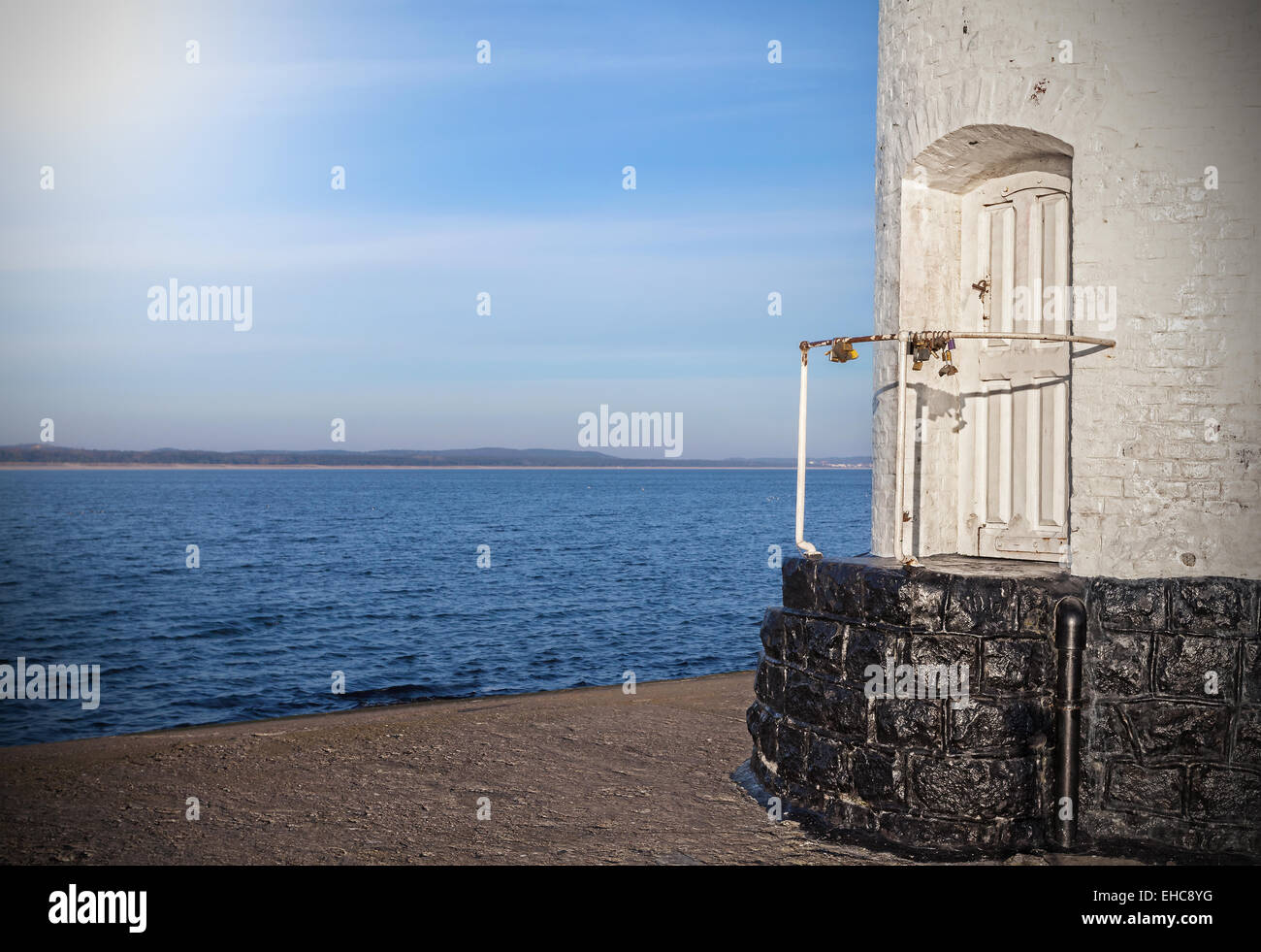 Entrée mystérieuse, porte à l'ancien phare, concept photo. Banque D'Images