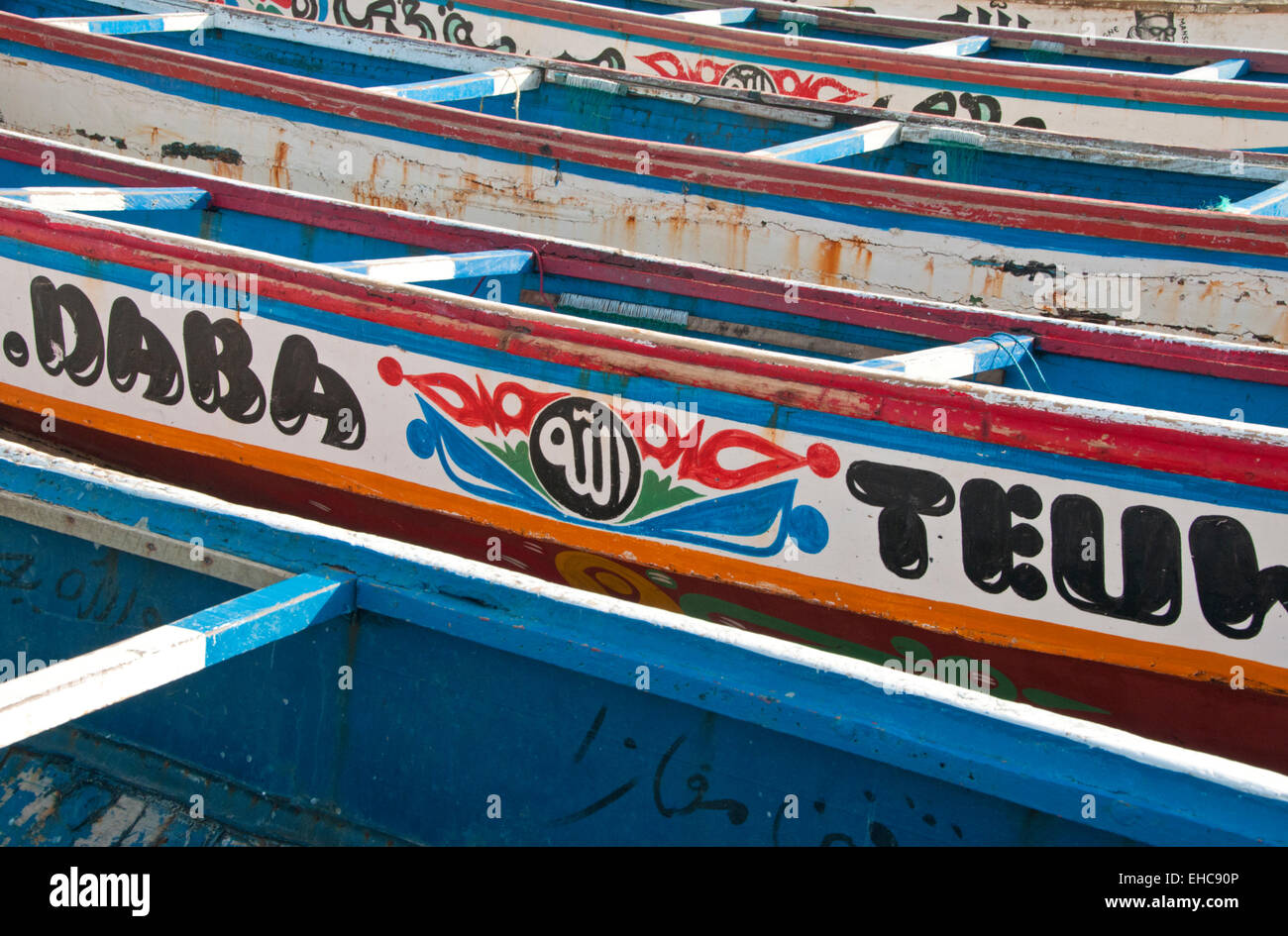 Bateau de pêche colorés Tanji Cameo, village de pêcheurs, la Gambie, Afrique de l'Ouest Banque D'Images