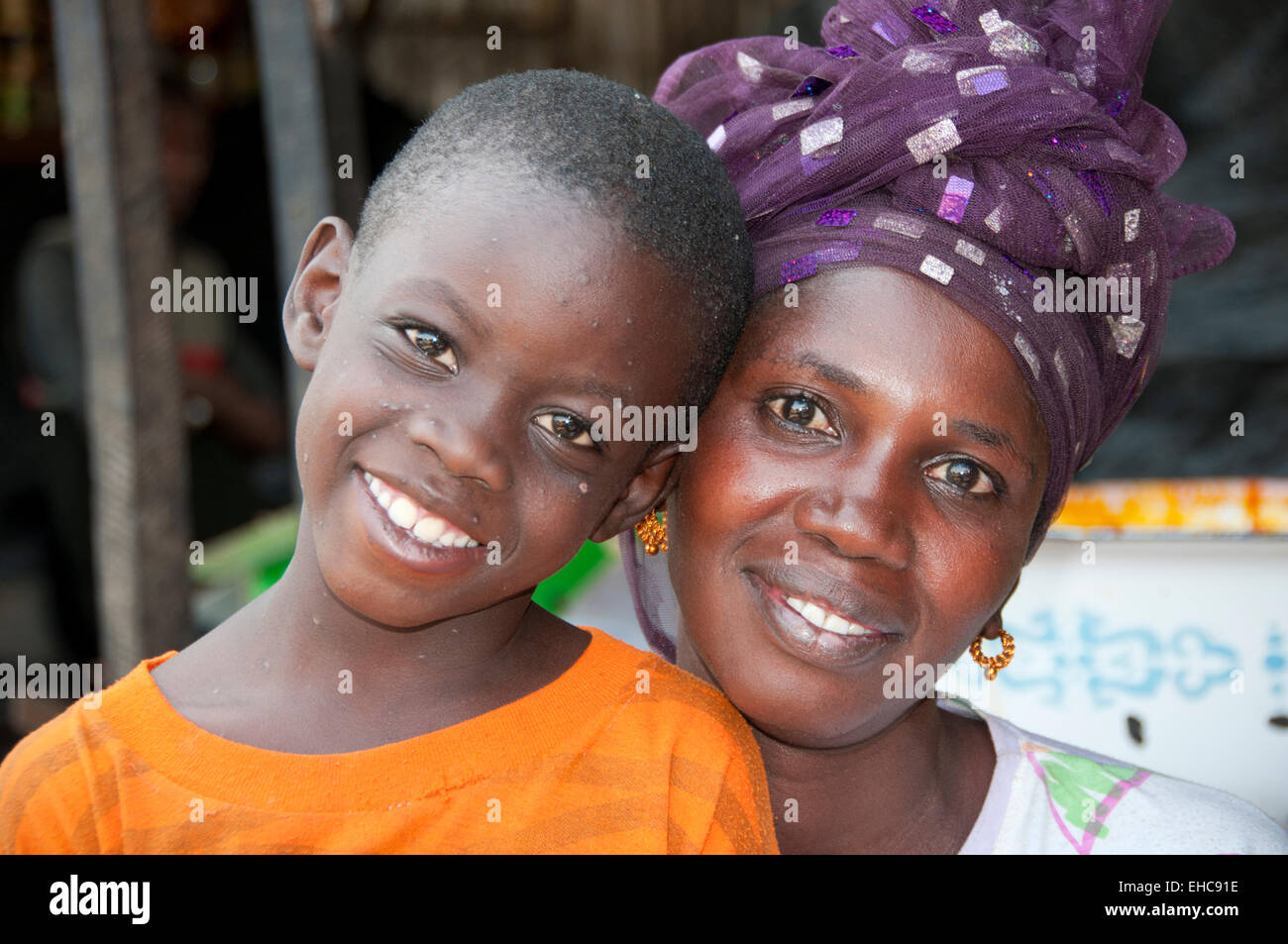 Portrait de femme gambienne commerçant du marché et son fils, Marché, Serrekunda Gambie, en Afrique de l'Ouest Banque D'Images