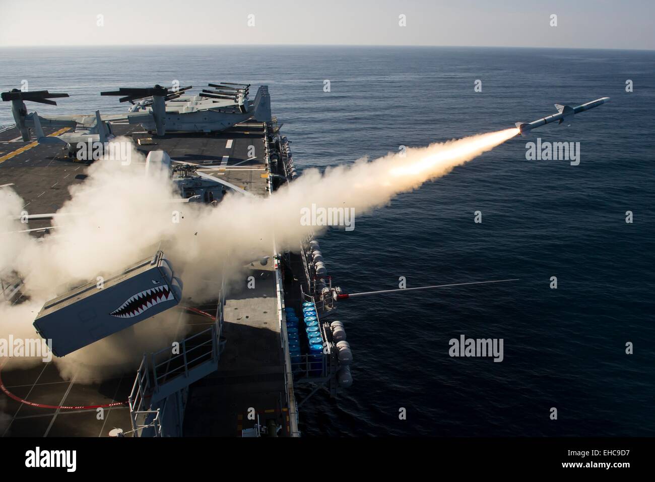 RIM-7 de l'US Navy un missile de l'OTAN est lancé de la Guêpe-classe d'assaut amphibie USS Essex durant un exercice de tir réel 9 mars 2015 dans l'océan Pacifique. Banque D'Images