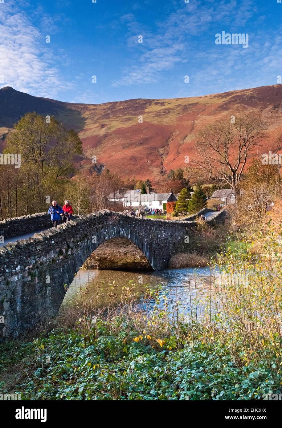 Les promeneurs sur Grange Bridge & Grange Cottage Salon de Thé, grange à Borrowdale Parc National de Lake District, Cumbria, England, UK Banque D'Images