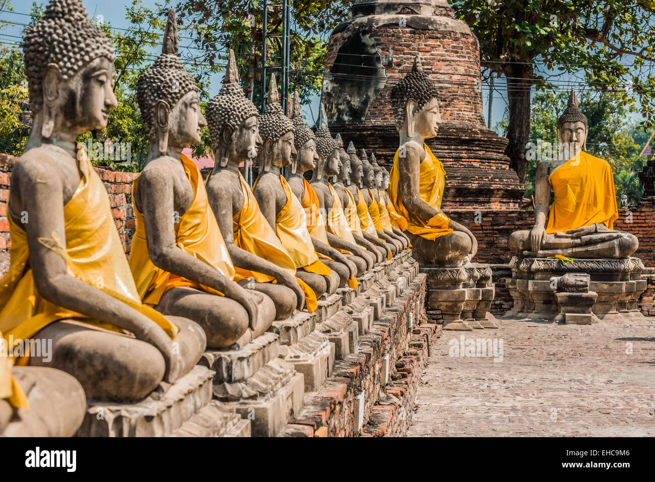 Alignés les statues de Bouddha du Wat Yai Chai Mongkhon Ayutthaya Bangkok Thaïlande Banque D'Images