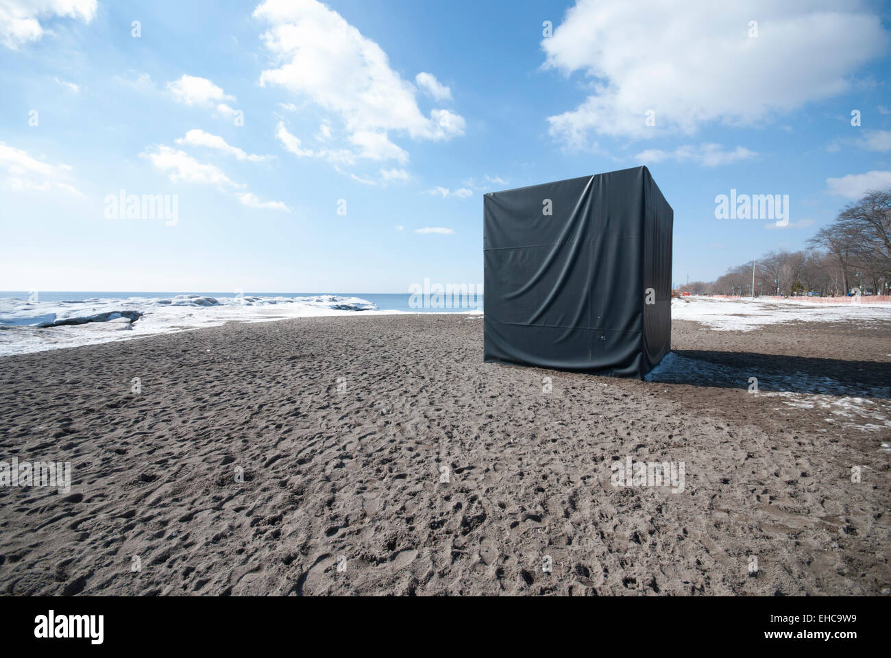 L'un des cinq structures temporaires qui servent de "relais chauffés' dans le cadre d'un concours d'art urbain à Toronto Ontario Canada Banque D'Images