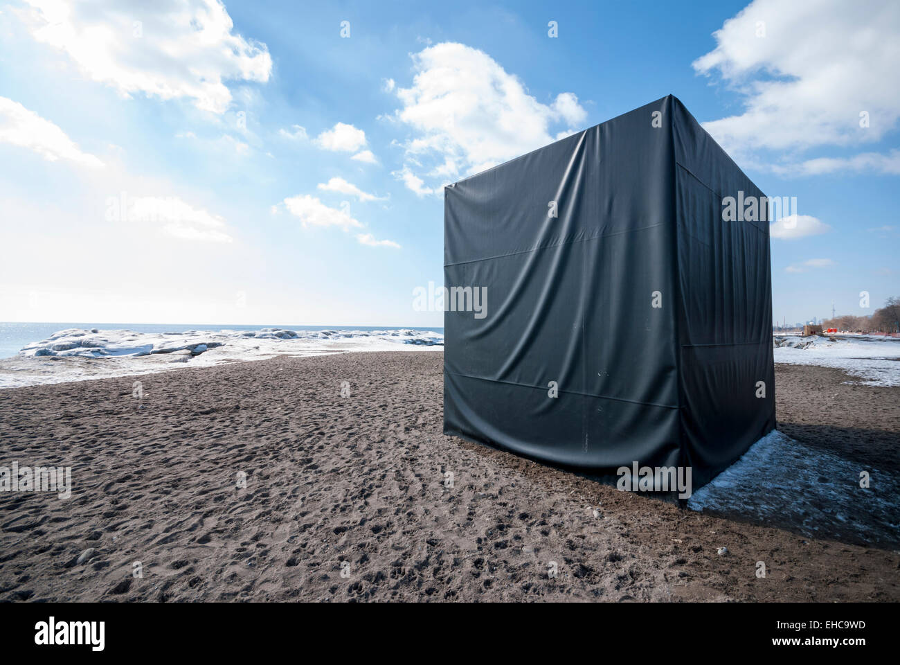 L'un des cinq structures temporaires qui servent de "relais chauffés' dans le cadre d'un concours d'art urbain à Toronto Ontario Canada Banque D'Images