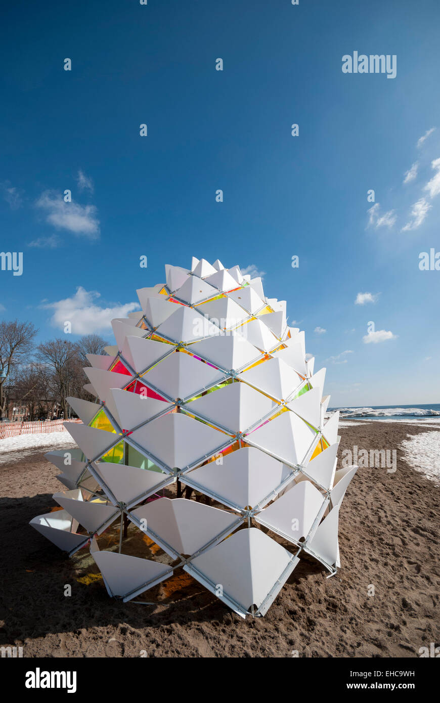 L'un des cinq projets d'art urbain temporaire droit conçu pour utiliser un cône de neige lifeguard tours comme stations de réchauffement. Banque D'Images