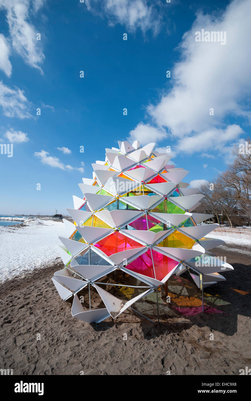 L'un des cinq projets d'art urbain temporaire droit conçu pour utiliser un cône de neige lifeguard tours comme stations de réchauffement. Banque D'Images