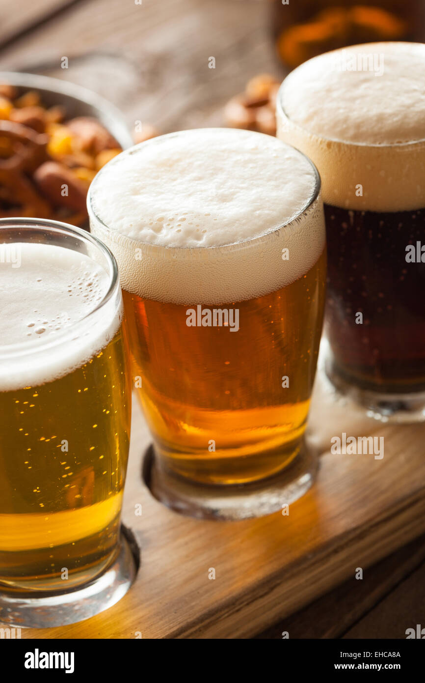 Un assortiment de bières dans un vol prêt pour la dégustation Banque D'Images