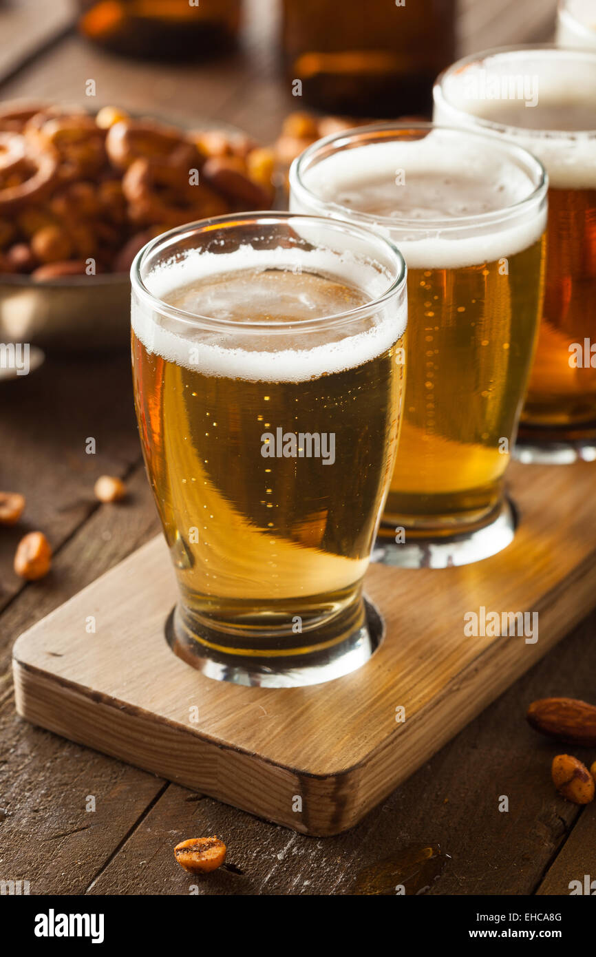 Un assortiment de bières dans un vol prêt pour la dégustation Banque D'Images