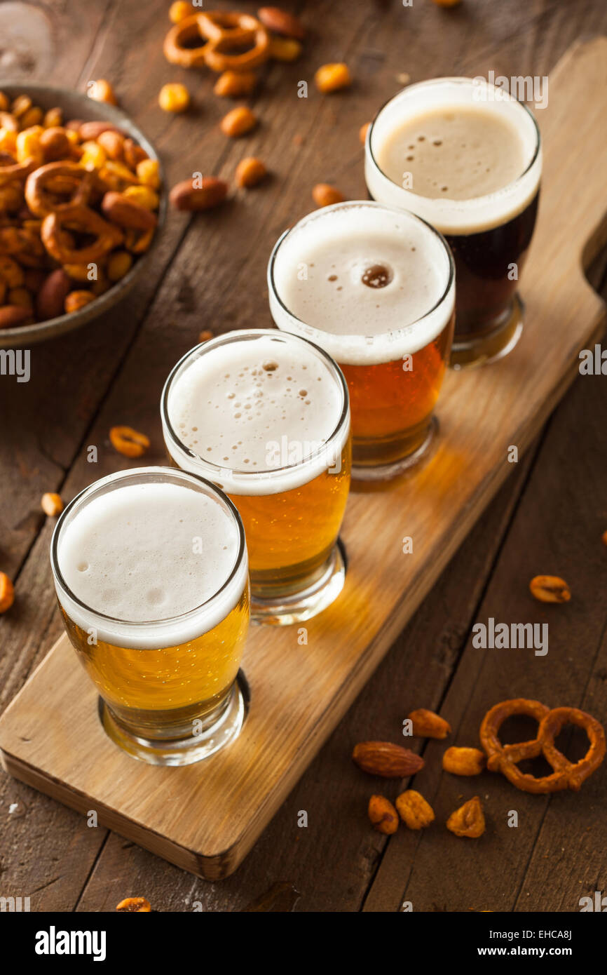 Un assortiment de bières dans un vol prêt pour la dégustation Banque D'Images